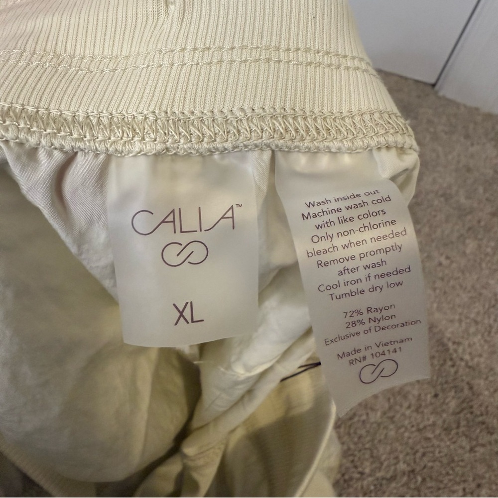 Calia by Carrie Underwood Journey Cargo Shorts XL Mid Rise 4" Ins Frosted Lemon - Picture 3 of 3